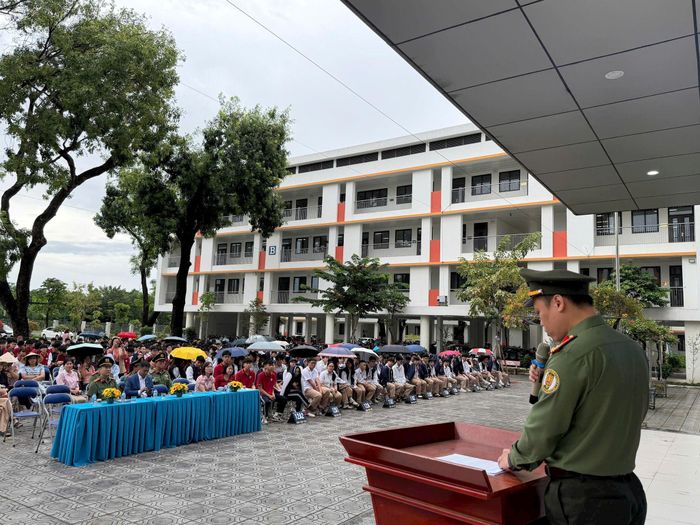 Công an xã Phù Đổng phối hợp Công an cửa khẩu Cảng Hàng không quốc tế Nội Bài (A08) và Trường THPT Yên Viên tổ chức tuyên truyền về bảo đảm an ninh, an toàn hàng không. Ảnh: Nguyễn Thủy