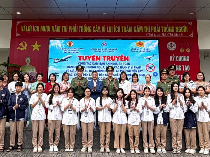Ban Giám hiệu nhà trường, giáo viên chủ nhiệm các lớp và đại diện học sinh các lớp đã ký cam kết chấp hành các quy định về an ninh, an toàn hàng không. Ảnh: Nguyễn Thủy