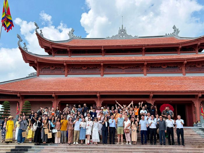 Đoàn Đại biểu UNESCO thăm Khu Nghi lễ thờ Tổ tại Làng Văn hóa trong khuôn khổ Lễ hội Văn hóa thế giới tại Hà Nội lần thứ hai - năm 2026. Ảnh: LVH