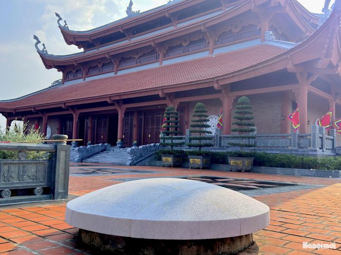 Biểu tượng bánh dày trong khu thờ Tổ. Ảnh: LVH