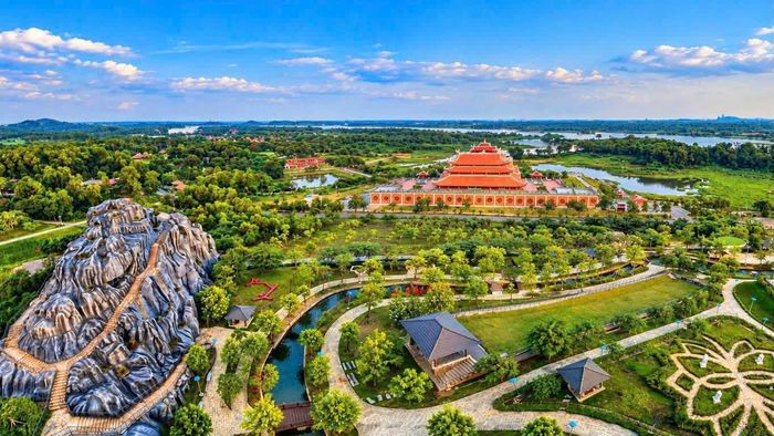 Toàn cảnh Quảng trường Hùng Vương và Khu Nghi lễ thờ Tổ tại Làng Văn hóa - Du lịch các dân tộc Việt Nam. Ảnh: LVH