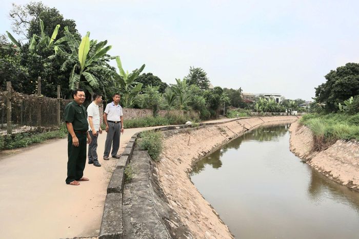Sông Hát Giang chảy qua xã Hát Môn sau khi được kè bở và cải tạo. Ảnh: NM