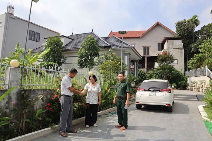 Có đường mới, giao thông thuận tiện, các gia đình ở ngõ 36 cũng xây dựng những ngôi nhà mới hướng ra đường khang trang, xóm làng sạch đẹp. Ảnh: NM