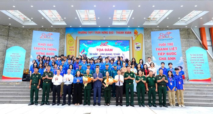 Lãnh đạo phường chụp ảnh lưu niệm cùng các đại biểu. Ảnh: PV