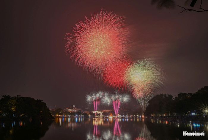 Tết Bính Ngọ 2026, Hà Nội bắn pháo hoa tại 33 điểm (34 trận địa) từ 0h đến 0h15 ngày 17-2 (mùng 1 Tết). Ảnh: PV
