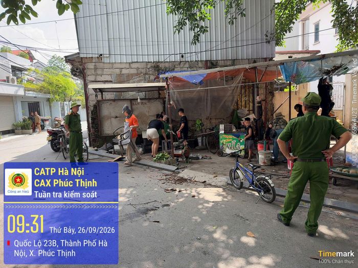 Công an xã Phúc Thịnh xử lý một trường hợp lấn chiếm vỉa hè. Ảnh: CAX Phúc Thịnh