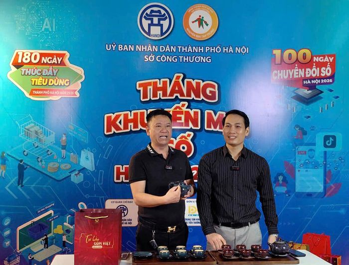 Doanh nghiệp livestream quảng bá sản phẩm tại Tháng Khuyến mãi Hà Nội 2026. Ảnh: Hoài Nam