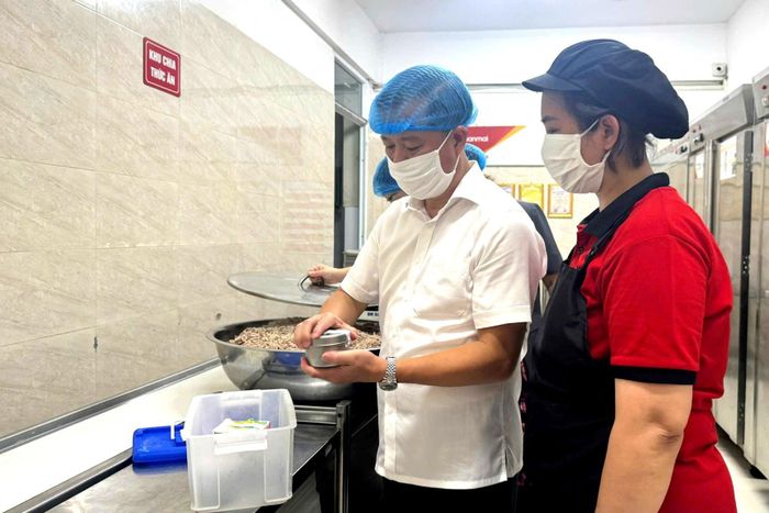 Kiểm tra việc thực hiện nghiêm công tác lưu mẫu thức ăn. Ảnh: Mai Hoa