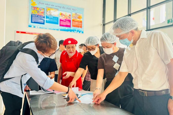 Kiểm tra công tác cập nhật dữ liệu lên hệ thống số HanoiCheck tại bếp ăn Trường Tiểu học Thái Thịnh. Ảnh: Mai Hoa