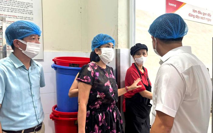 "Làm đâu gọn đấy, đứng dậy sạch ngay" là một trong các tiêu chí để khu sơ chế luôn bảo đảm vệ sinh an toàn thực phẩm. Ảnh: Mai Hoa