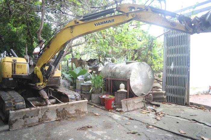 Lực lượng chức năng xử lý vi phạm đất đai. Ảnh: T.Hương