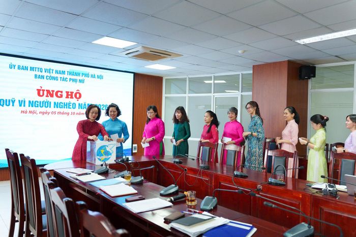 Cán bộ, công chức và người lao động Ban Công tác phụ nữ thành phố cùng Hội Liên hiệp phụ nữ thành phố đã quyên góp ủng hộ quỹ. Ảnh: Hoàng Lan