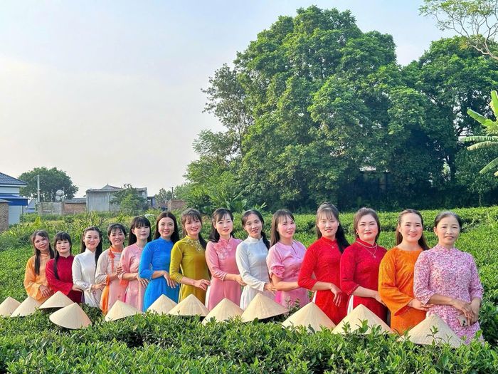 Phụ nữ các địa phương tích cực hưởng ứng Tháng Áo dài. Ảnh: Hoàng Lan