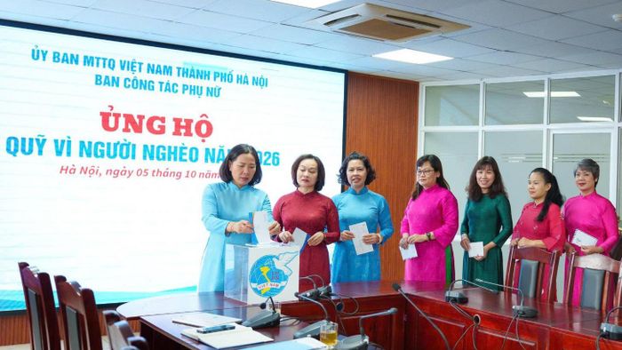 Chủ tịch Hội Liên hiệp phụ nữ thành phố Hà Nội Lê Kim Anh cùng các cán bộ, công chức Thành hội ủng hộ Quỹ "Vì người nghèo". Ảnh: Hoàng Lan