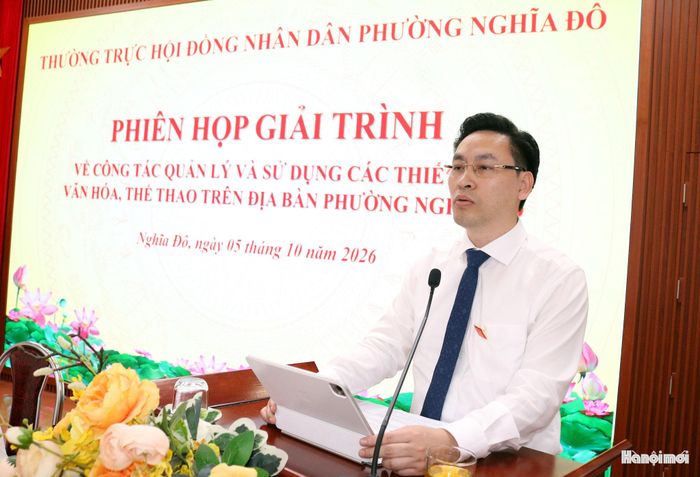 Phó Chủ tịch UBND phường Nghĩa Đô Lê Mạnh Tiến trả lời chất vấn. Ảnh: MT