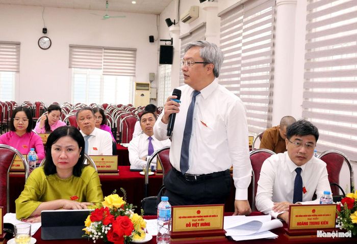 Chủ tịch UBND phường Nghĩa Đô Đỗ Việt Hưng tiếp thu, giải trình tại phiên chất vấn. Ảnh: MT