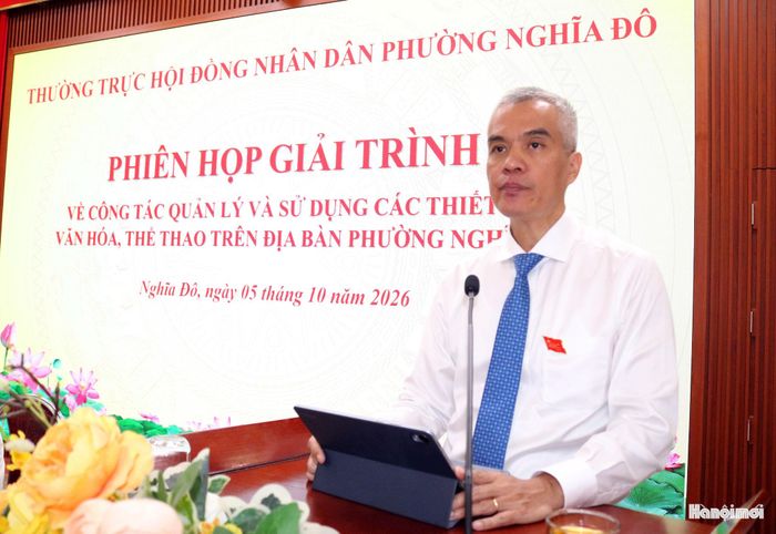 Bí thư Đảng ủy, chủ tịch HĐND phường Nghĩa Đô Nguyễn Hồng Sơn phát biểu tại phiên họp giải trình. Ảnh: MT