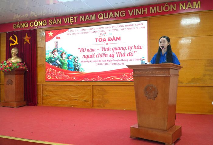 Em Nguyễn Tường Linh, học sinh Trường THPT Nhân Chính, chia sẻ cảm nghĩ của thế hệ trẻ tại buổi tọa đàm. Ảnh: Tùng Lâm