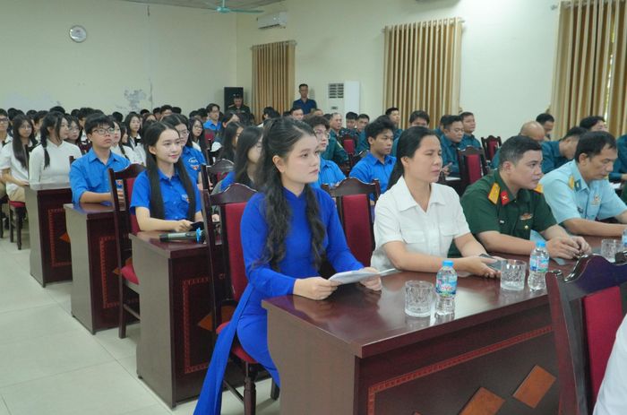 Đông đảo cán bộ, chiến sĩ và học sinh Trường THPT Nhân Chính tham dự buổi tọa đàm. Ảnh: Tùng Lâm