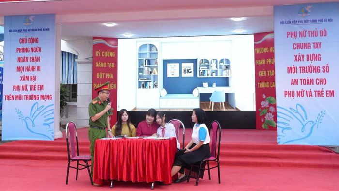 Tiểu phẩm truyền thông tái hiện các tình huống nguy hiểm thường gặp trên môi trường số. Ảnh: Vân Nga
