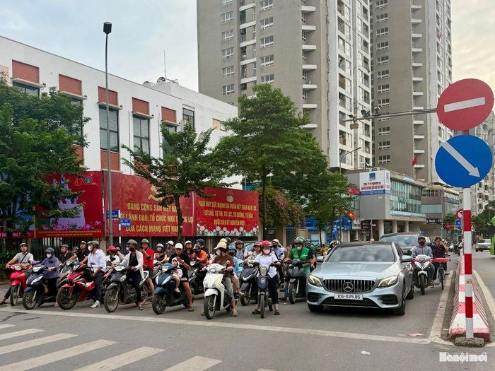Từ việc chấp hành các quy định về an toàn giao thông, mỗi công dân đang góp phần tạo nên một diện mạo Thủ đô trật tự, an toàn và văn minh. Ảnh: PV