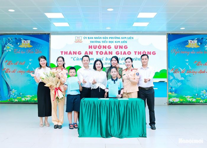 Thầy và trò trường Tiểu học Kim Liên cùng hưởng ứng tháng An toàn giao thông và dự toạ đàm chuyên đề về an toàn giao thông. Ảnh: PV.