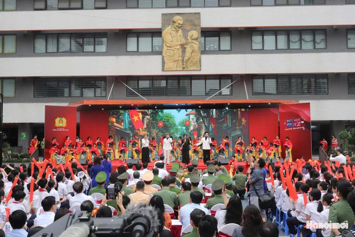 Đông đảo học sinh tham gia chương trình Cầu truyền hình đặc biệt mang tên “Tiết học Gen Z - Tự hào Hà Nội, sống chuẩn an toàn” do Công an thành phố Hà Nội chủ trì tại điểm cầu trường THCS Trần Duy Hưng. Ảnh: Đỗ Đạt.