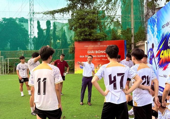 Giảng viên, huấn luyện viên đội bóng sinh viên hướng dẫn các cầu thủ trong giờ nghỉ giữa trận, góp phần rèn luyện thể chất và phát triển toàn diện cho người trẻ. Ảnh: Kiều Thoan Thu