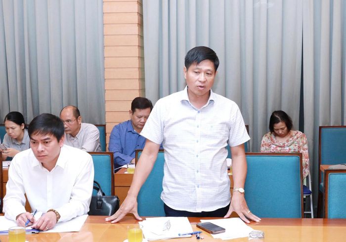 Quyền Chủ tịch UBND phường Ô Chợ Dừa Nguyễn Đình Phương phát biểu tại cuộc họp. Ảnh: PV