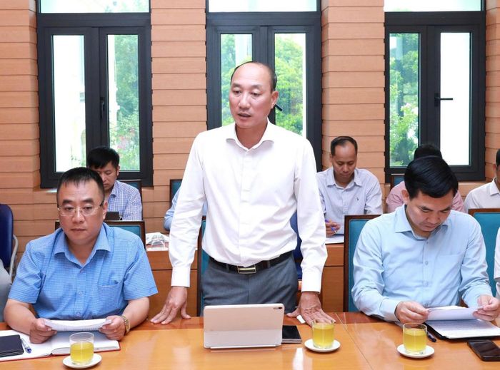 Chủ tịch UBND phường Vĩnh Hưng Phạm Hải Bình phát biểu tại cuộc họp về dự án đường Vành đai 2,5. Ảnh: PV