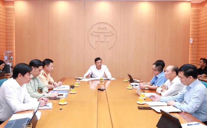 Phó Chủ tịch UBND thành phố Hà Nội Đỗ Anh Tuấn chủ trì họp nghe báo cáo tiến độ triển khai dự án đường Vành đai 2,5. Ảnh: PV