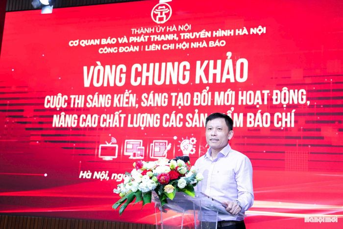 Phó Giám đốc Cơ quan Báo và Phát thanh, Truyền hình Hà Nội, Chủ tịch Công đoàn - Chủ tịch Hội đồng Chung khảo cuộc thi Nguyễn Thành Lợi phát biểu khai mạc vòng Chung khảo cuộc thi. Ảnh: Ngọc Tú