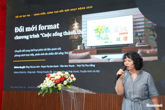 Đại diện nhóm tác giả trình bày sáng kiến “Đổi mới format chương trình “Cuộc sống thành thị”. Ảnh: Ngọc Tú