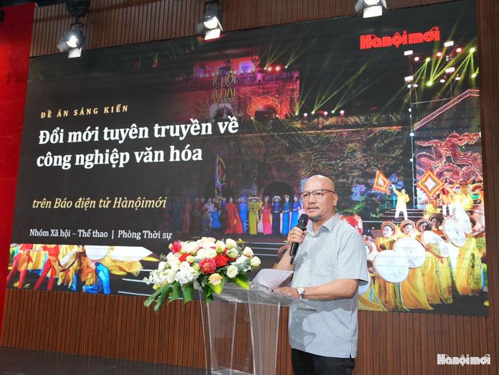 Tác giả Đoàn Anh Tuấn trình bày đề án “Đổi mới tuyên truyền về công nghiệp văn hóa trên Báo điện tử Hànộimới”. Ảnh: Ngọc Tú