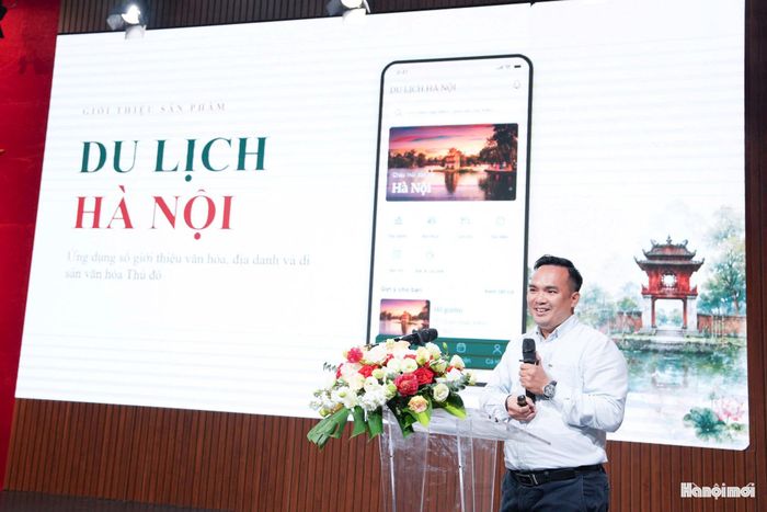Tác giả Dương Công Thọ trình bày sáng kiến “Ứng dụng "Du lịch Hà Nội" - Nền tảng thông tin du lịch số tích hợp nội dung báo chí đa phương tiện của Cơ quan Báo và Phát thanh, Truyền hình Hà Nội. Ảnh: Ngọc Tú
