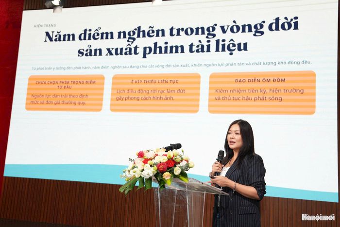Đại diện nhóm tác giả trình bày sáng kiến “Xây dựng format phim tài liệu đa nền tảng "Hà Nội, cảm ơn" và sáng kiến "Xây dựng mô hình xưởng phim tài liệu Hà Nội”. Ảnh: Ngọc Tú