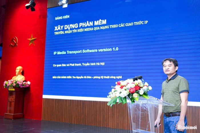 Tác giả Nguyễn Hà Đảm, Phòng Kỹ thuật - Công nghệ trình bày sáng kiến. Ảnh: Ngọc Tú