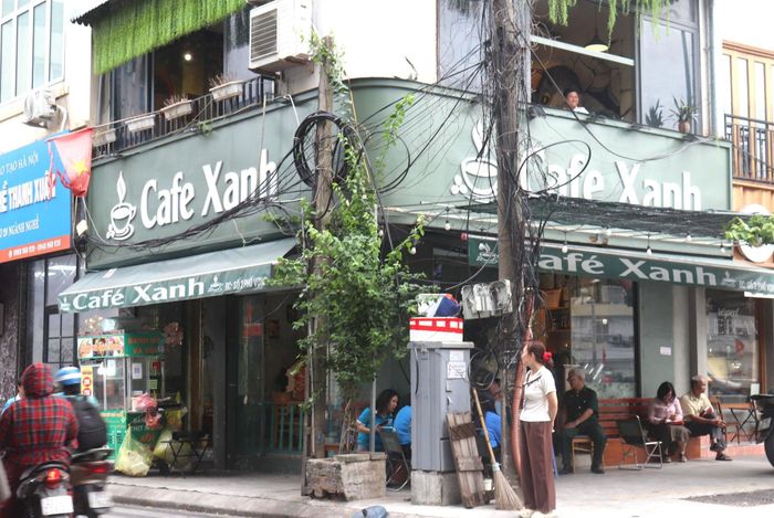 Gia đình ông Nguyễn Văn Hải ký biên bản bàn giao mặt bằng tại số 2 phố Vọng. Ảnh: Linh Chi