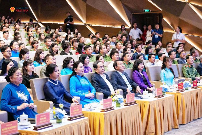 Chủ tịch Quốc hội Trần Thanh Mẫn và các đại biểu dự Chương trình "Kết nối yêu thương". Ảnh: daibieunhandan.vn