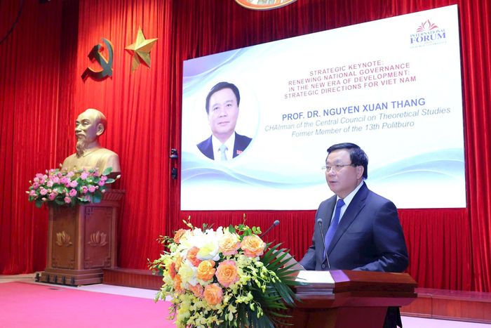 GS.TS Nguyễn Xuân Thắng, Ủy viên Bộ Chính trị khóa XIII, Chủ tịch Hội đồng Lý luận Trung ương phát biểu tham luận tại Diễn đàn. Ảnh: BTC