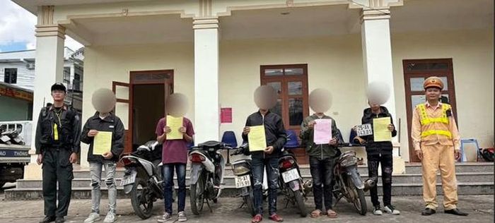 Nhóm thanh thiếu niên bị xử lý theo quy định. Ảnh: Cục CSGT