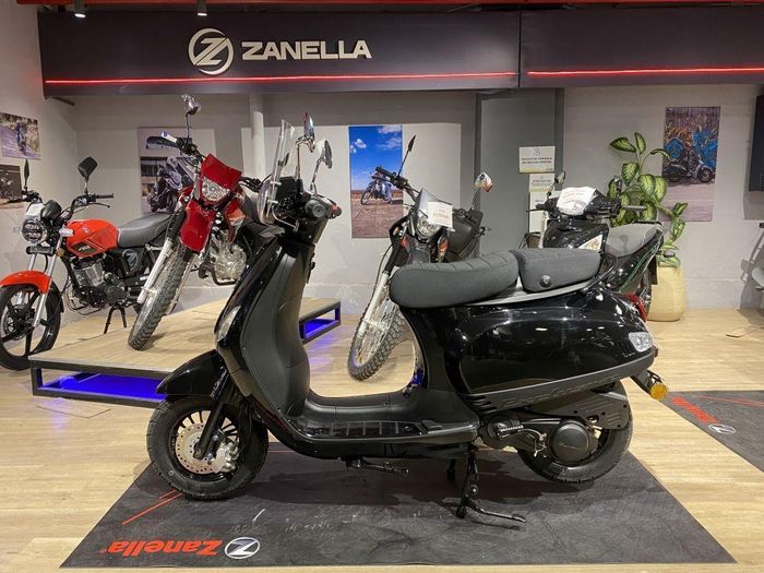 Trang bị trên Zanella Exclusive 150 mới hướng tới tính tiện dụng