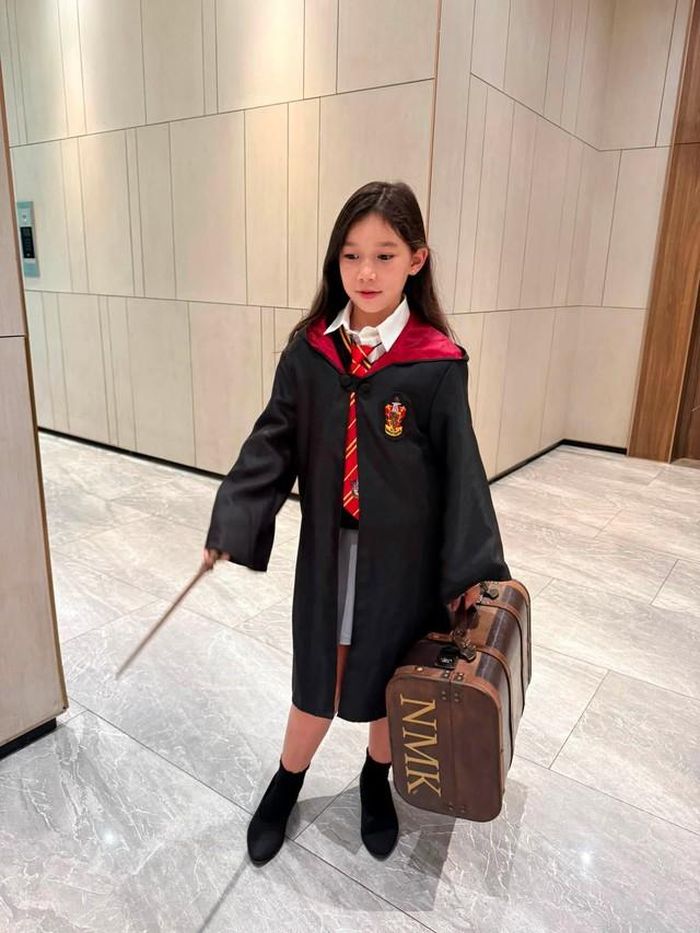 Đến năm 8 tuổi, Myla vẫn rất quấn quýt mẹ. Thỉnh thoảng, cô bé xin ngủ cùng Hà Anh, muốn mẹ kể chuyện ngắn trước giờ đi ngủ hoặc nằm bên cạnh thêm một lúc. Những điều giản dị ấy khiến nữ siêu mẫu hạnh phúc vì vẫn được con cần đến.