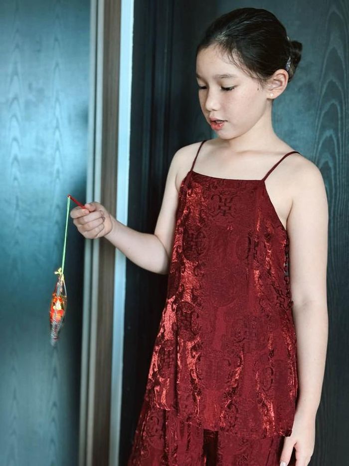 Thương con, Hà Anh vừa băng vết thương vừa không khỏi xót xa, tự trách bản thân đã không đứng cạnh giám sát khi để con sử dụng dao. Trong lúc được mẹ chăm sóc, Myla than đau và ước rằng nếu có thể nhìn thấy trước tương lai, cô bé đã không cắt tay mình. Hà Anh liền nhắc lại rằng mẹ đã dự đoán được chuyện này và cảnh báo trước nhưng con không chịu nghe lời. Qua câu chuyện, Hà Anh nhận thấy ở tuổi lên 8, Myla bắt đầu thể hiện rõ quan điểm cá nhân và có những bước đi vượt ra ngoài sự kiểm soát của bố mẹ. Theo cô, đây là giai đoạn phụ huynh cần kiên nhẫn giải thích, đồng thời giữ sự nghiêm khắc và cứng rắn cần thiết trong việc dạy con. Nữ siêu mẫu cho rằng trẻ cần được tôn trọng nhưng cũng phải hiểu rõ vai trò của mình và của bố mẹ, bởi tôn trọng con không đồng nghĩa với việc để con muốn làm gì cũng được.