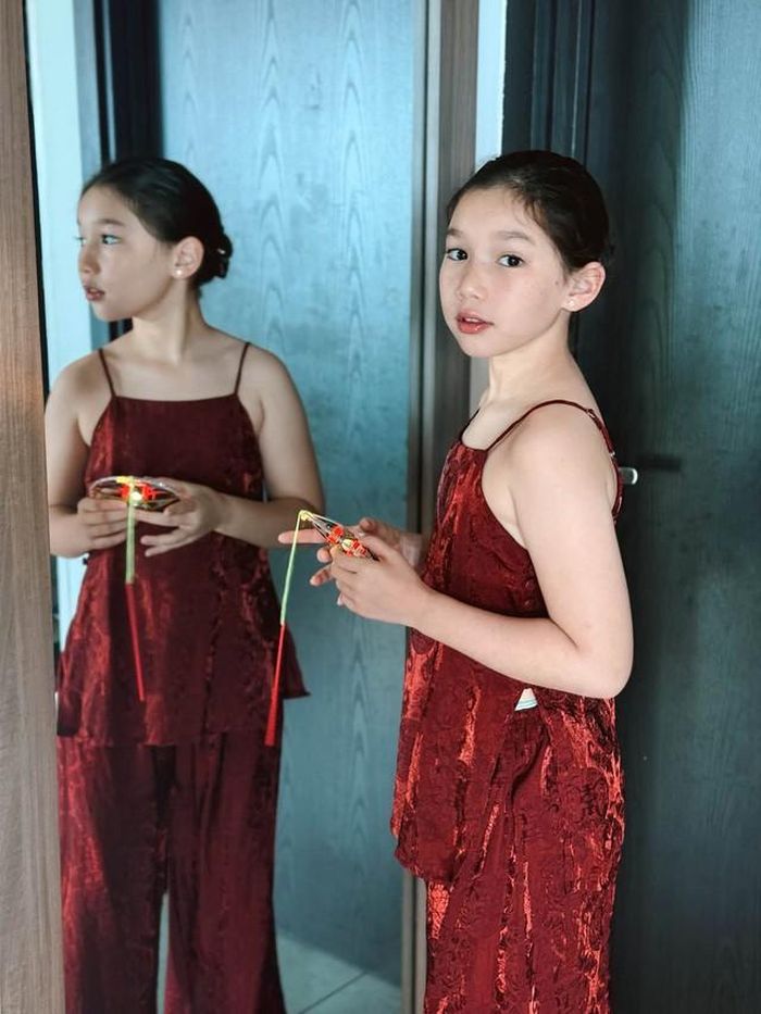 Hà Anh cũng nhớ lại khi Myla 6 tuổi, cô bé từng hứa sẽ luôn yêu mẹ, dù biết rằng nhiều người cho rằng trẻ bước vào tuổi thiếu niên thường không còn gần gũi với bố mẹ. Lời nói ngây thơ ấy khiến nữ siêu mẫu vừa buồn cười vừa xúc động, bởi con gái đã sớm lo lắng về sự thay đổi trong mối quan hệ gia đình và mong muốn giữ tình yêu dành cho bố mẹ mãi mãi.