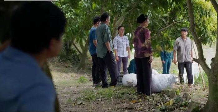 Chơn vấp phải sự phản đối của bà con, đi đến đâu cũng bị trách móc và xua đuổi. Ảnh VTV