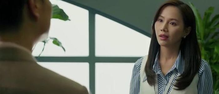 Phương bất ngờ khi bị Tùng quy kết bỏ qua nguyên tắc làm việc để ưu ái cho Khánh. Ảnh VTV