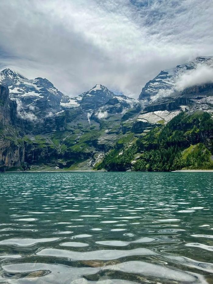 Sau khi nghỉ ngơi, Đan Lê cùng em gái tiếp tục trekking lên cao hơn. Do đoạn đường dốc và khó đi, mẹ cô quyết định ngồi lại chờ. Hai chị em tập trung bước tiếp trên con đường dốc, đến khi ngẩng đầu nhìn xuống mới thấy toàn cảnh lòng hồ xanh ngắt trải rộng phía dưới. Nữ MC ví khung cảnh ấy như một viên ngọc bích nằm giữa những vách núi sâu hun hút. Với cô, khoảnh khắc đó khiến mọi công sức đi bộ lên cao đều trở nên xứng đáng.Khoảng 14 giờ, Đan Lê cùng gia đình quay lại ga cáp treo, xuống Kandersteg rồi lên tàu trở về Interlaken. Cô muốn kết thúc hành trình sớm để nghỉ ngơi và chuẩn bị cho chuyến khám phá vào ngày hôm sau. Qua trải nghiệm tại Thụy Sĩ, nữ MC nhận thấy các ngôi làng ở đây rất đẹp nhưng khá vắng vẻ, đặc biệt khi đi ra khỏi khu vực trung tâm. Nhiều đoạn đường gần như không có người qua lại, trong khi phần lớn hàng quán tại những nơi cô ghé thăm chỉ mở cửa khoảng từ 10 giờ đến 17 giờ. Vì vậy, nếu muốn du lịch thong thả và chủ động về thời gian, du khách nên chuẩn bị kỹ đồ dùng cũng như thức ăn.