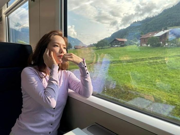 Đến Kandersteg, Đan Lê cùng gia đình đi bộ khoảng 15 phút để tới ga cáp treo. Sau khi lên ga trên núi, họ tiếp tục đi bộ khoảng 25-30 phút mới đến hồ. Theo cô, cung đường này tương đối dễ đi, phù hợp với các gia đình có trẻ nhỏ, thậm chí có thể di chuyển bằng xe nôi. Với những người muốn trekking lên cao hơn, nữ MC khuyên nên chuẩn bị giày thể thao phù hợp và lựa chọn tuyến đường theo thể lực của bản thân.