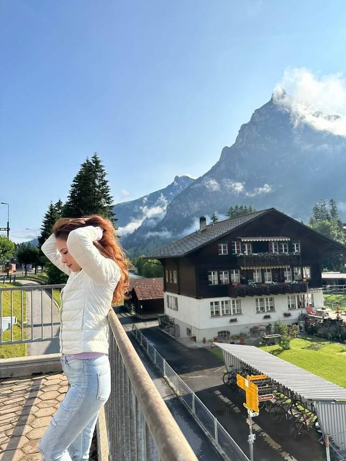 Khi hồ Oeschinensee hiện ra trước mắt, Đan Lê không khỏi choáng ngợp trước làn nước xanh ngọc nằm giữa những vách núi cao. Khung cảnh ấy khiến cô hiểu rõ hơn lý do bản thân ngày càng yêu thích những chuyến đi hòa mình vào thiên nhiên. Với cô, chỉ cần đi bộ, ngắm cảnh và tìm một chỗ ngồi thư giãn bên hồ cũng đủ khiến thời gian trôi qua nhanh chóng.
